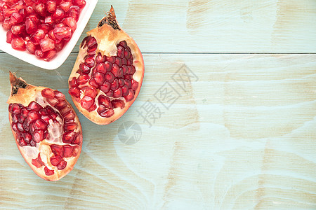 土木木背景上的石榴营养团体甜点水果木头饮食农业果汁种子盘子图片