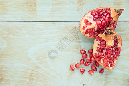 土木木背景上的石榴食物种子团体营养甜点水果盘子饮食果汁农业图片