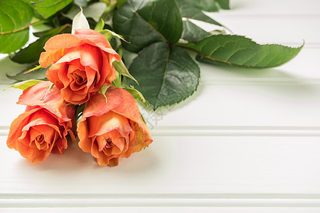 木制桌上一束橙色玫瑰 复制空间风格婚礼装饰结婚花束生日花瓣木板卡片园艺图片