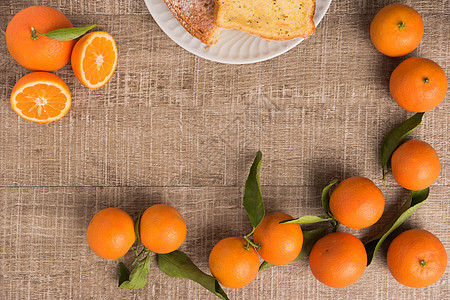 上面生锈的桌子上的天然甜甜收成食物柑桔叶子采摘饮食果汁水果乡村橙子图片