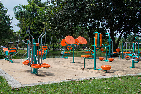 公园的适合性金属运动锻炼仪器工具训练健身房行动机器背景图片