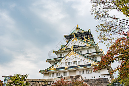 大阪城堡在云天中 在大阪下雨前 日本大阪历史性建筑学建筑旅行堡垒观光文化地标武士遗产图片