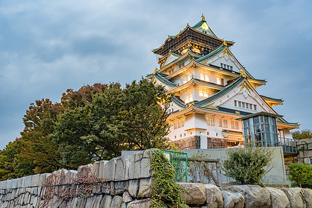 大阪城堡在云天中 在大阪下雨前 日本大阪观光旅行历史性花园建筑建筑学武士堡垒公园遗产图片