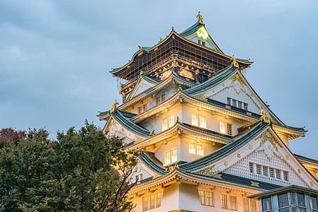 大阪城堡在云天中 在大阪下雨前 日本大阪建筑学观光公园旅行武士遗产历史性场景文化花园图片