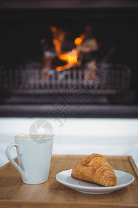 表格上咖啡和羊角面包的视图图片
