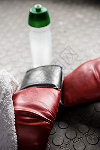 拳击手套健身毛巾健身房器材闲暇地面力量娱乐瓶子健身室背景图片