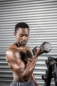 举起哑铃的不穿衣服的人健身房训练重量运动男人俱乐部竞技健身室膀子活动图片