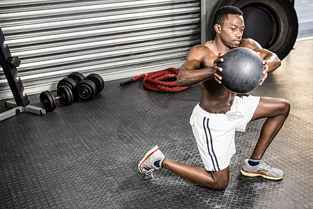 使用医药球进行肌肉人训练护理健身健身房男性男人调子运动员身体背心闲暇图片