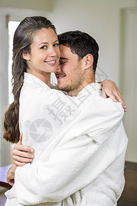 可爱的一对情侣拥抱亲密感快乐浴衣感情喜悦情人镜子住所房子享受图片