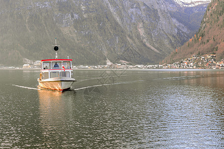 奥地利具有Hallstat村背景的Hallstat湖渡口 奥地利萨尔兹卡默古特图片