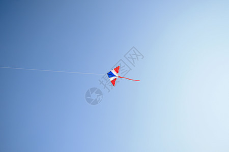 Kite 在风中飞行 清空天空与复制空间微笑乐趣蓝色玩具旗帜女孩金发男性孩子草地图片