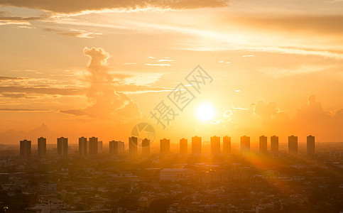 太阳升起在塔后黄色日落红色摩天大楼建筑城市天空橙子景观天际图片