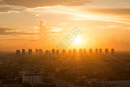 太阳升起在塔后建筑天空日落景观黄色天际城市橙子红色摩天大楼图片