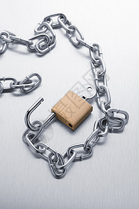 银链上的紧闭金属压力安全力量白色合金链环图片