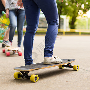 年幼女孩练习骑长板乐趣街道潮人女性滑板青年青少年闲暇爱好娱乐图片