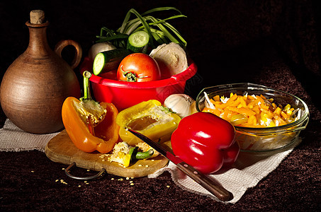 烹饪用新鲜蔬菜黑色砧板投手沙拉营养背景辣椒绿色洋葱自助餐图片
