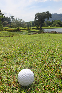 高尔夫球在航道上俱乐部草地场地运动课程游戏天空绿色热带图片