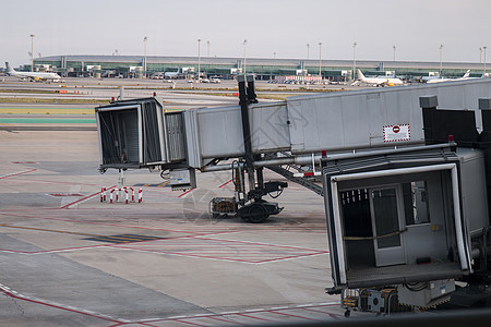 巴塞罗那机场的登入门关口坡道航空飞机场航空公司运输乘客飞机跑道齿轮卡车图片