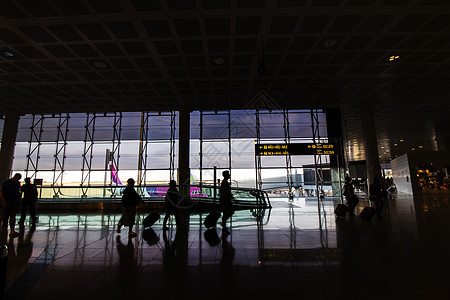 乘客在繁忙的机场行走时经过的轮椅图片