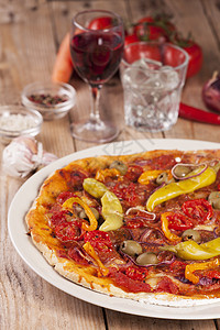 披萨和佩佩罗尼饼的细节小吃乡村餐厅蔬菜美食玻璃午餐火腿盘子香肠图片