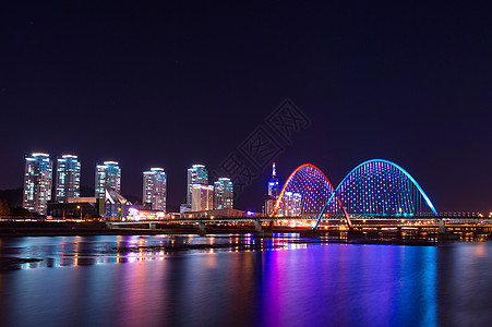 晚上在河边的大吉恩桥外出天空城市生活蓝色城市景观码头生活街道框架场景图片