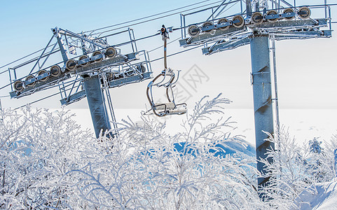 韩国冬季的雪堆覆盖着椅子升降机升降椅爬坡活动闲暇运输顶峰木板滑雪板滑雪者滑雪图片