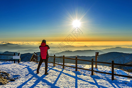 登山者站在冬季的峰顶上国家公园图片