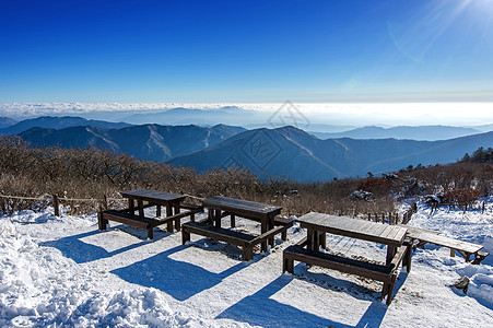 冬季有长凳的木质野餐桌 南韩德州山图片