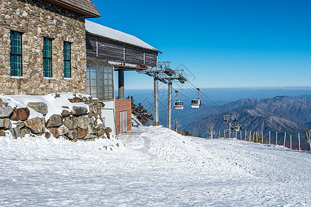 冬季的雪下覆盖着起坐椅升降山滑雪板滑雪冻结活动冒险娱乐椅子高度乐趣休息图片