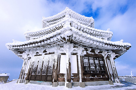 冬雪覆盖了木林的房屋 德景山西寺庙天空国家森林晴天故事旅游薄雾山脉天气图片