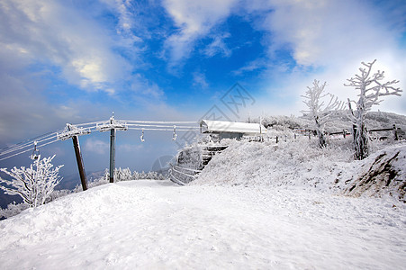 冬季的雪下覆盖着起坐椅升降山旅游旅行电缆高度乐趣娱乐滑雪木板休息索道图片