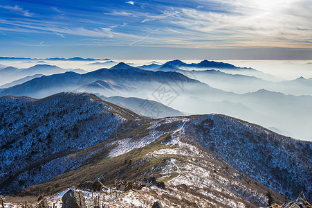 雾雪南韩德宇山的冬季风景和雾泽背景