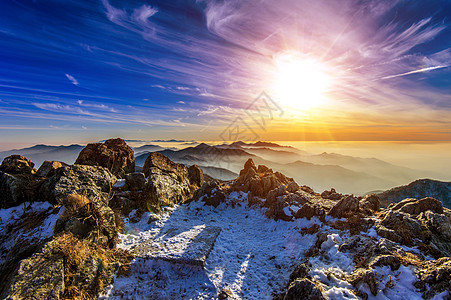 S区Deogyuyusan山脉冬季风景 日落和雾雾薄雾阳光森林太阳旅行天空环境天气季节假期图片