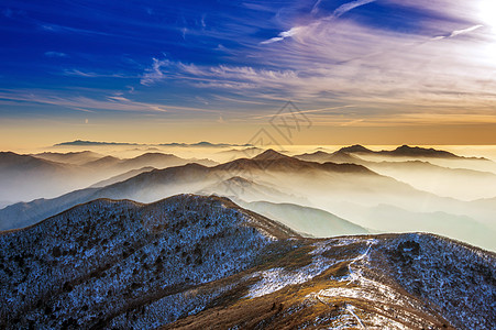 S区Deogyuyusan山脉冬季风景 日落和雾雾薄雾天气环境旅行木头森林日出季节太阳假期图片