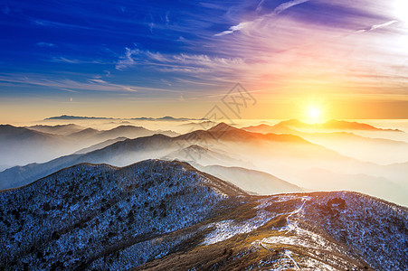 S区Deogyuyusan山脉冬季风景 日落和雾雾天气季节太阳旅行天空日出木头阳光薄雾森林图片