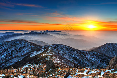 S区Deogyuyusan山脉冬季风景 日落和雾雾木头假期旅行环境薄雾阳光天气季节天空森林图片