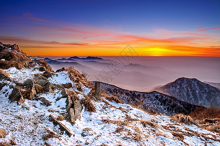 S区Deogyuyusan山脉冬季风景 日落和雾雾阳光薄雾木头假期环境森林旅行天空太阳季节图片