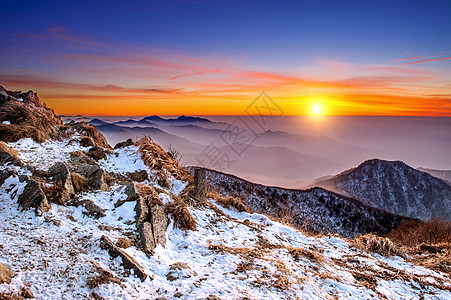 S区Deogyuyusan山脉冬季风景 日落和雾雾天气薄雾假期太阳森林木头阳光季节天空环境图片