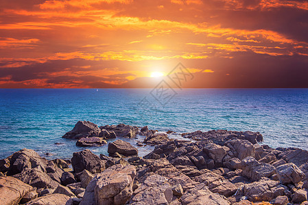 海面上美丽的日落墙纸天气波浪射线太阳蓝色海洋地平线季节阳光图片