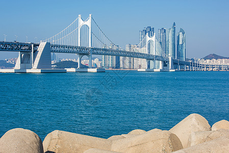 韩国釜山的光安桥和海云台摩天大楼天空运输码头海景通道景观交通建筑市中心图片