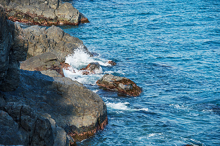 沿海海滨海岸线晴天岩石季节石头蓝色海岸假期日落海景图片