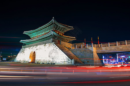 在韩国苏原的华永堡垒 晚上有车灯照亮图片