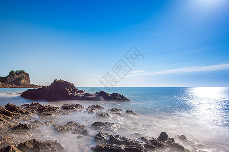 美丽的海景和蓝色的天空墙纸海滩海浪假期游泳晴天阳光海岸旅行石头图片