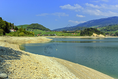 夏季格鲁耶尔湖 瑞士弗里堡州海滩绿色旅行蓝色天空旅游风景图片