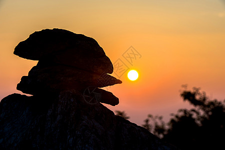 太阳落山时的石钟图片