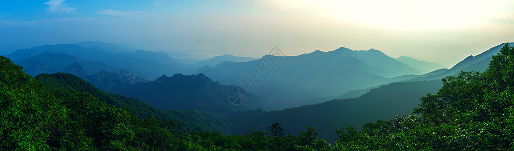Seoraksan国家公园日出 苏特最好的山峰树木五色晴天地标石头异国风景情调荒野顶峰图片