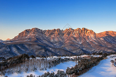 南韩冬季 苏拉克山的乌尔桑巴维岩爬坡公园晴天天气天空国家海雾森林风景墙纸图片