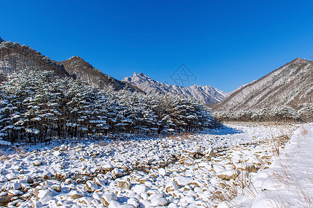 南韩冬季的雪覆盖了Seoraksan山脉天空国家旅游故事公园风景爬坡天气山脉太阳图片