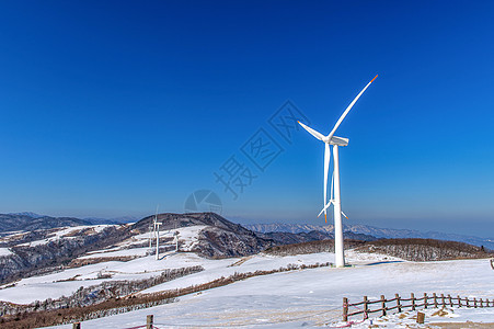 冬季风力涡轮机和蓝天空环境风车天空力量涡轮蓝色发电机农村季节晴天图片