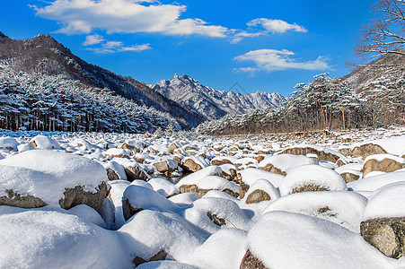 南韩冬季的雪覆盖了Seoraksan山脉国家天气爬坡风景故事墙纸天空海雾山脉晴天图片